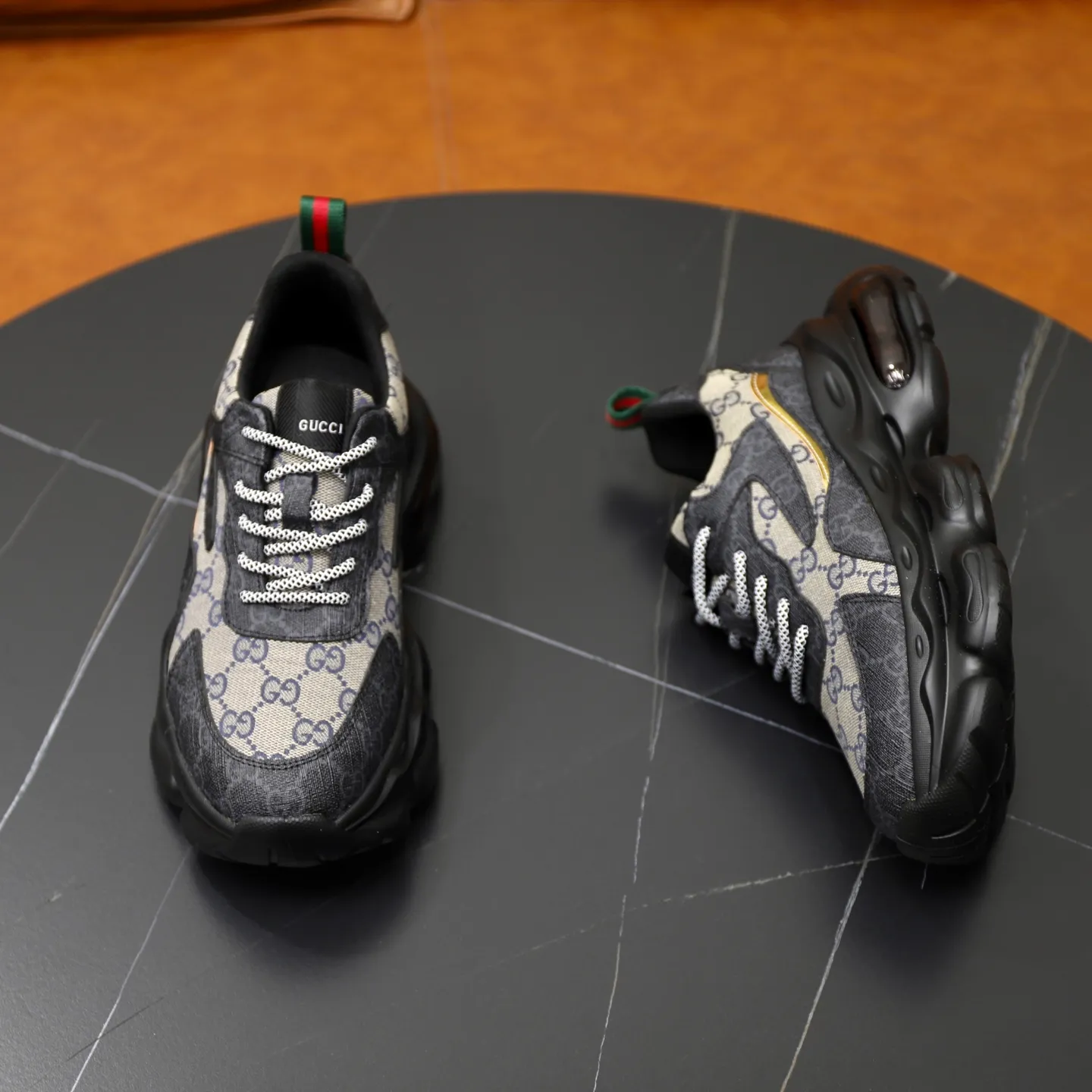 Ex-factory price: 462💰🙅‍♂️🙅‍♂️🙅‍♂️ Brand: Gucci GUCCi Standard code: 38-44 (45 customized) Grade: Same as the official website Material: Original cowhide material spliced with brand cloth Comfortable and breathable lining Lightweight and wear-resistant sports outsole Style category: Men's fashion casual shoes Running sports shoes Distinguished luxury brand elements Top luxury color: actual picture color